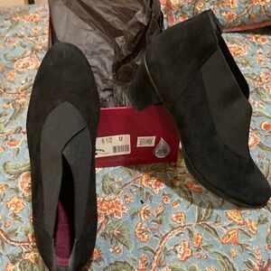 Munro Black Heeled Suede Boots with Sleek Design